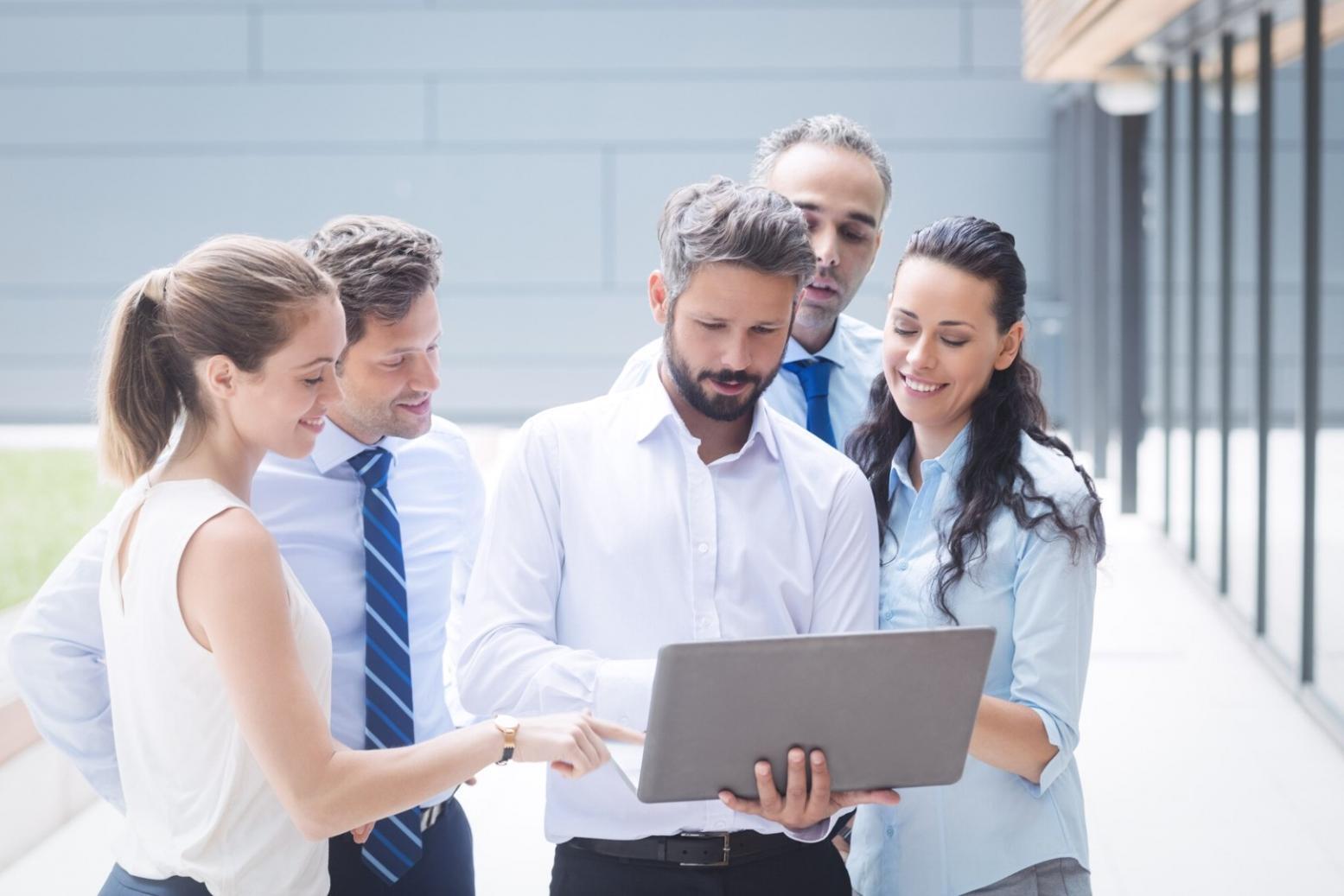 Communauté d'apprenants partageant leurs expériences